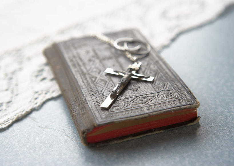 无人,横图,俯视,室内,特写,白天,爱情,桌子,静物,书籍,纺织品,一本,阴影,节日,朦胧,模糊,反射,布,十字架,影子,蕾丝,圣经,织物,浪漫,文化,装饰品,两个,戒指,饰品,首饰,书本,祈祷,健康,恩爱,许愿,宗教,信仰,纪念,祈求,布匹,信物,权利,经书,手饰,平安,书,图书,彩图,高角度拍摄,耶经,镂空织物