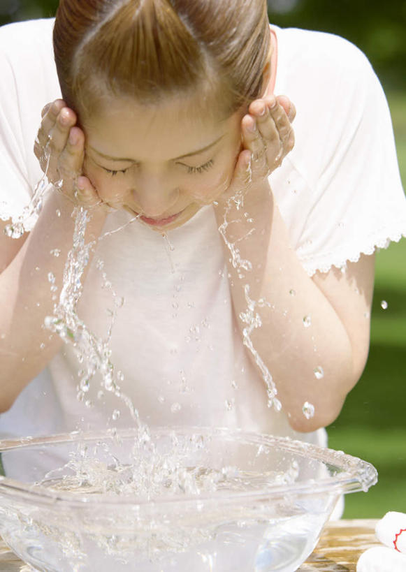 东方人,一个人,闭眼,摸,竖图,室外,白天,正面,草地,草坪,水,植物,桌面,桌子,亚洲,仅一个年轻女性,仅一个女性,仅一个人,抚摸,阴影,飞溅,服装,朦胧,模糊,溅,光线,木制,液体,影子,塑料,水滴,休闲装,黄种人,水盆,水珠,草,衣服,绿色,白色,阳光,木制品,容器,塑料制品,低头,休闲,休闲服,服饰,储藏,储存,喷洒,垂头,年轻女性,女人,女性,亚洲人,闭眼睛,闭着眼,闭着眼睛,触摸,接触,清洗,半身,彩图,贮存