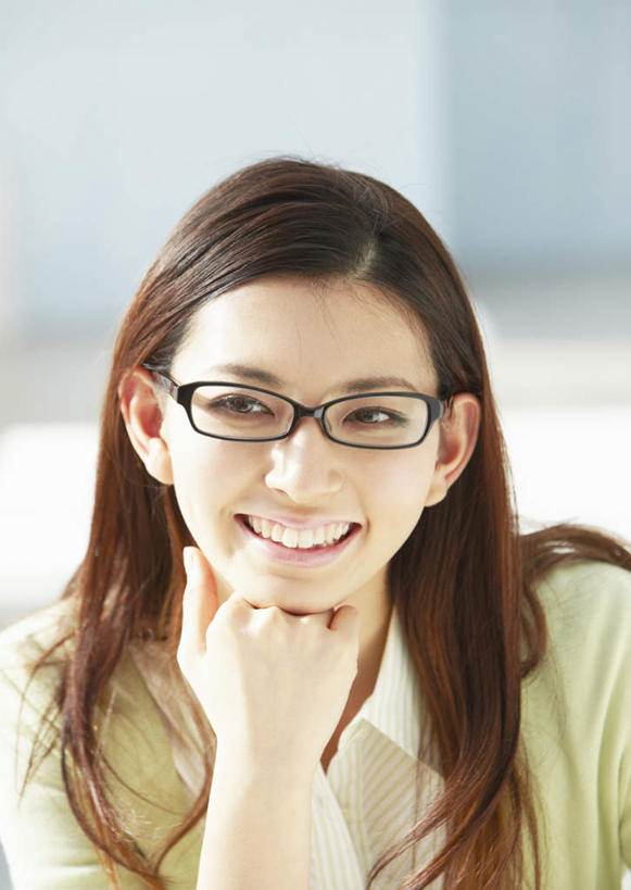 东方人,脸,头,脸颊,头发,一个人,商务人士,商务女性,笑,微笑,露齿笑,竖图,室内,特写,白天,正面,亚洲,仅一个年轻女性,仅一个女性,仅一个人,一副,撑,阴影,套装,朦胧,模糊,反射,眼镜,影子,墙,棕色,托腮,注视,黄种人,肩膀,墙壁,墙面,观察,看,托,观看,察看,关注,托下巴,商务装,近视眼镜,工薪阶层,单手托腮,年轻女性,女人,女性,亚洲人,头部,长发,直发,脸部,脸蛋,面部,白领,上班族,半身,彩图