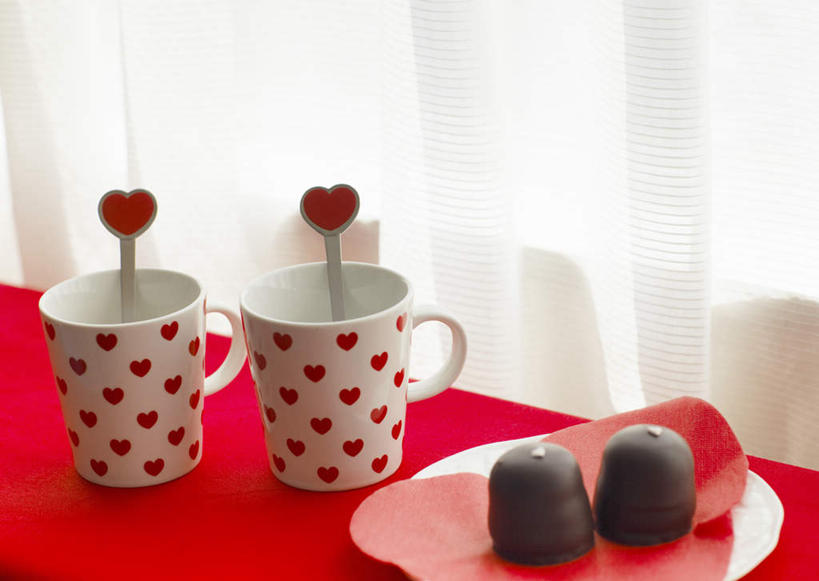 点心,无人,横图,俯视,室内,特写,白天,爱情,下午茶,餐桌,窗户,窗帘,桌子,杯子,餐具,许多,阴影,爱心,装饰,反射,瓷器,碟子,盘,影子,勺子,食品,咖啡杯,陶瓷制品,两颗,一对,浪漫,玻璃窗,食物,糕点,红色,帘子,盘子,卡片,调羹,碟,汤匙,巧克力,温暖,温馨,心形,遮阳,恩爱,餐台,华丽,修饰,点缀,和睦,瓷杯,衬托,美观,雅致,雅观,红心,心型,彩图,高角度拍摄,融洽,蛋糕