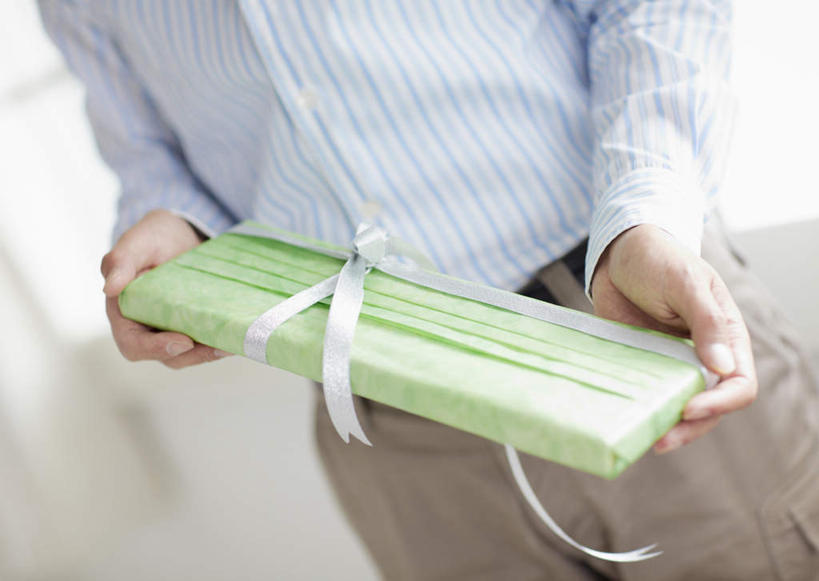 东方人,一个人,家庭,站,捧,横图,室内,特写,白天,正面,衬衫,窗户,礼盒,礼物,父亲节,亚洲,仅一个男性,仅一个人,阴影,节日,庆祝,反射,丝带,影子,纸盒,缎带,黄种人,文化,玻璃窗,盒子,仅一个年轻男性,一个,绿色,白色,包装盒,礼品盒,站着,庆典,温暖,温馨,一家人,礼品,单个,纪念,和睦,男人,男性,年轻男性,亚洲人,端,端着,捧着,手捧,站立,半身,彩图,衬衣,融洽