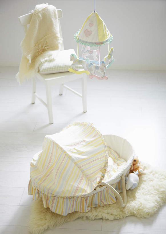 东方人,婴儿,儿童,一个人,躺,闭眼,睡,竖图,俯视,室内,白天,游戏,快乐,纯洁,窗户,卧室,风铃,玩具,椅子,纺织品,亚洲,仅一个人,悬挂,阴影,装饰,反射,篮子,毛毯,毯子,影子,木椅,地面,玩,黄种人,娱乐,玻璃窗,纺织,小孩,垫子,休闲,温暖,可爱,活泼,华丽,修饰,点缀,便利,存放,木马,载具,宝宝,纯真,烂漫,无邪,快捷,衬托,美观,雅致,雅观,方便,寄存,寄放,暂存,卧着,伶俐,天真,亚洲人,孩子,占风铎,闭眼睛,闭着眼,闭着眼睛,困,困觉,寝息,睡觉,躺着,玩耍,卧,嬉戏,彩图,高角度拍摄,全身,睡房,卧房,草编婴儿篮,婴儿篮