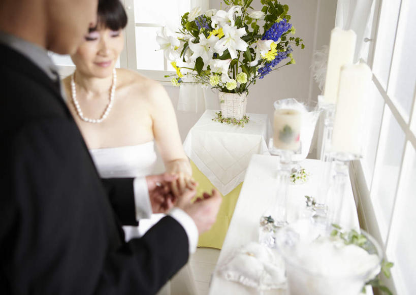 东方人,两个人,家庭,夫妻,新娘,新郎,站,横图,室内,白天,正面,婚纱,衬衫,西装,爱情,婚礼,快乐,植物,窗户,桌子,花盆,亚洲,戴,握,套装,正装,爱心,庆祝,盆栽,领带,盆景,结婚,浪漫,拿,拿着,注视,黄种人,玻璃窗,玻璃制品,装饰品,两个,绿色,白色,自然,玻璃瓶,戒指,瓶子,饰品,手套,首饰,观察,看,站着,温暖,温馨,喜庆,心形,一家人,恩爱,握着,恋人,生长,成长,戒枕,观看,纪念,信物,和睦,察看,权利,关注,手饰,男人,男性,年轻男性,年轻女性,女人,女性,亚洲人,年轻人,心型,夫妇,情侣,站立,半身,彩图,衬衣,婚礼服,礼服,高兴,伴侣,融洽