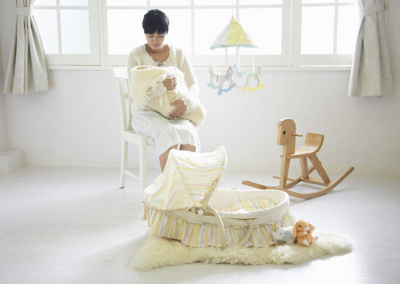 东方人,婴儿,儿童,两个人,家庭,母亲,坐,躺,闭眼,抱,睡,横图,室内,白天,正面,游戏,快乐,纯洁,窗户,卧室,风铃,玩具,椅子,纺织品,亚洲,悬挂,阴影,装饰,反射,篮子,毛毯,毯子,影子,木椅,地面,玩,注视,黄种人,娱乐,玻璃窗,纺织,小孩,垫子,观察,看,休闲,温暖,温馨,一家人,可爱,母爱,童年,童趣,活泼,抱着,观看,华丽,修饰,点缀,和睦,察看,便利,搂着,存放,关注,木马,载具,宝宝,童真,纯真,烂漫,无邪,快捷,衬托,美观,雅致,雅观,方便,母婴,寄存,寄放,暂存,卧着,伶俐,天真,年轻女性,女人,女性,亚洲人,孩子,年轻人,占风铎,闭眼睛,闭着眼,闭着眼睛,困,困觉,搂,寝息,睡觉,躺着,玩耍,卧,嬉戏,坐着,彩图,全身,睡房,卧房,草编婴儿篮,婴儿篮,融洽