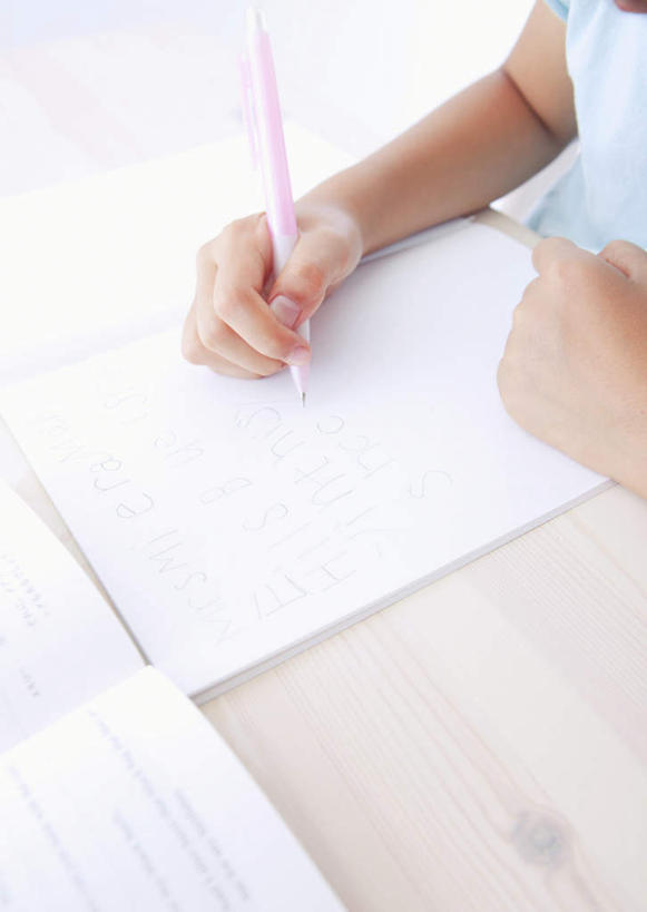 东方人,儿童,手,一个人,坐,竖图,俯视,室内,特写,白天,白色背景,纯洁,桌子,亚洲,双手,仅一个女性,仅一个人,握,服装,笔,办公用品,记事本,拿,拿着,休闲装,黄种人,书桌,文具,小孩,衣服,蓝色,本子,笔记本,课桌,铅笔,学习用品,仅一个小孩,休闲,手部,休闲服,可爱,童年,童趣,握着,摄影,服饰,影棚,文具用品,书写,自动铅笔,童真,烂漫,无邪,天真,女孩,女人,女性,亚洲人,孩子,坐着,半身,彩图,高角度拍摄,影棚拍摄,拍摄,女生