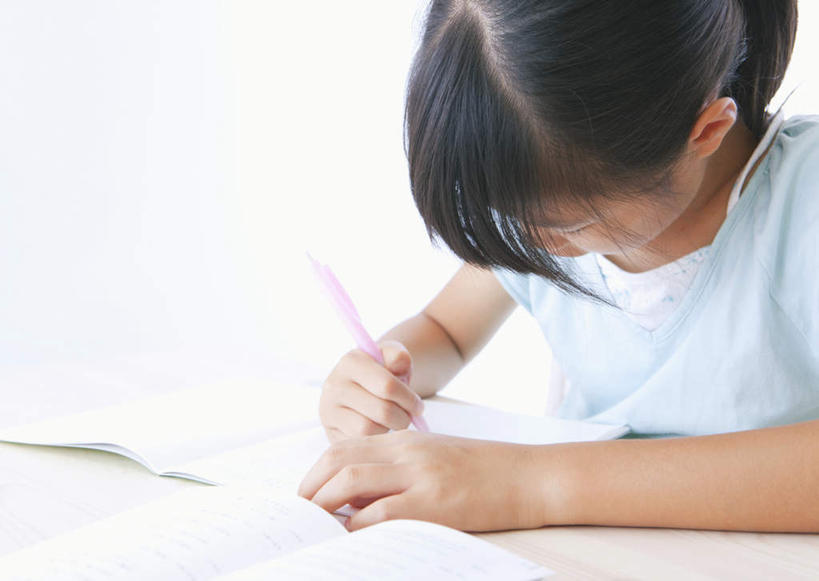 东方人,儿童,一个人,坐,横图,室内,白天,白色背景,正面,纯洁,桌子,亚洲,仅一个女性,仅一个人,握,阴影,服装,反射,笔,影子,办公用品,记事本,拿,拿着,休闲装,黄种人,书桌,文具,小孩,衣服,蓝色,本子,笔记本,课桌,铅笔,学习用品,低头,仅一个小孩,休闲,休闲服,可爱,童年,童趣,握着,摄影,服饰,影棚,文具用品,书写,自动铅笔,童真,烂漫,无邪,垂头,天真,女孩,女人,女性,亚洲人,孩子,坐着,半身,彩图,影棚拍摄,拍摄,女生