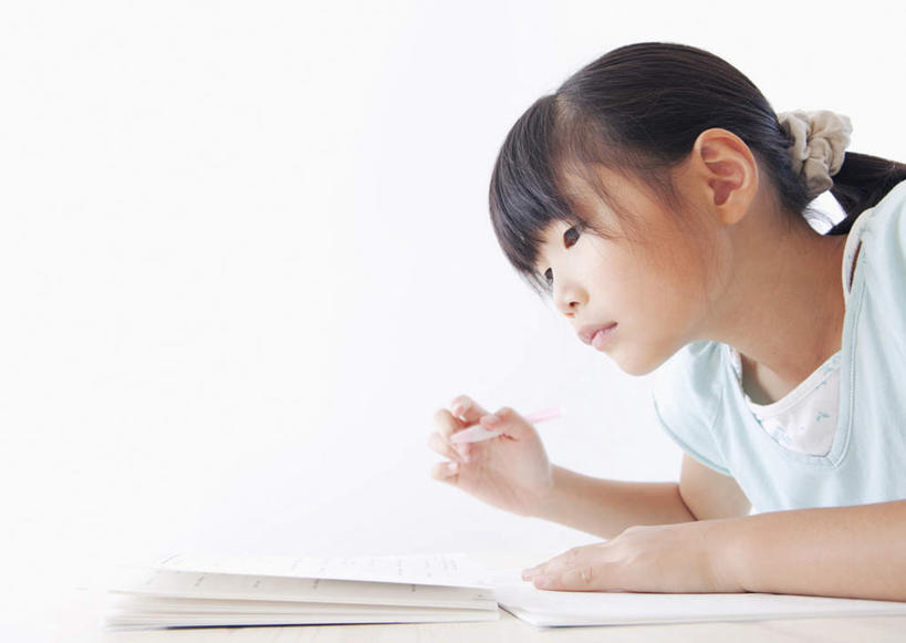 东方人,儿童,一个人,坐,横图,室内,白天,白色背景,侧面,纯洁,桌子,亚洲,仅一个女性,仅一个人,握,阴影,服装,装饰,反射,笔,头饰,影子,办公用品,记事本,拿,拿着,注视,休闲装,黄种人,书桌,文具,小孩,衣服,蓝色,本子,笔记本,发饰,课桌,铅笔,饰品,学习用品,观察,看,仅一个小孩,休闲,休闲服,可爱,童年,童趣,握着,摄影,服饰,影棚,观看,华丽,修饰,文具用品,点缀,察看,关注,自动铅笔,头绳,童真,烂漫,无邪,配饰,衬托,美观,雅致,雅观,天真,女孩,女人,女性,亚洲人,孩子,坐着,半身,彩图,影棚拍摄,拍摄,发绳,女生