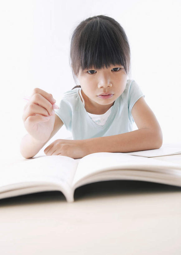 东方人,儿童,一个人,坐,竖图,室内,白天,白色背景,正面,纯洁,桌子,亚洲,仅一个女性,仅一个人,握,阴影,服装,反射,笔,影子,办公用品,记事本,拿,拿着,注视,休闲装,黄种人,书桌,文具,小孩,衣服,蓝色,本子,笔记本,课桌,铅笔,学习用品,观察,看,仅一个小孩,休闲,休闲服,可爱,童年,童趣,握着,摄影,服饰,影棚,观看,文具用品,察看,关注,自动铅笔,童真,烂漫,无邪,天真,女孩,女人,女性,亚洲人,孩子,坐着,半身,彩图,影棚拍摄,拍摄,女生