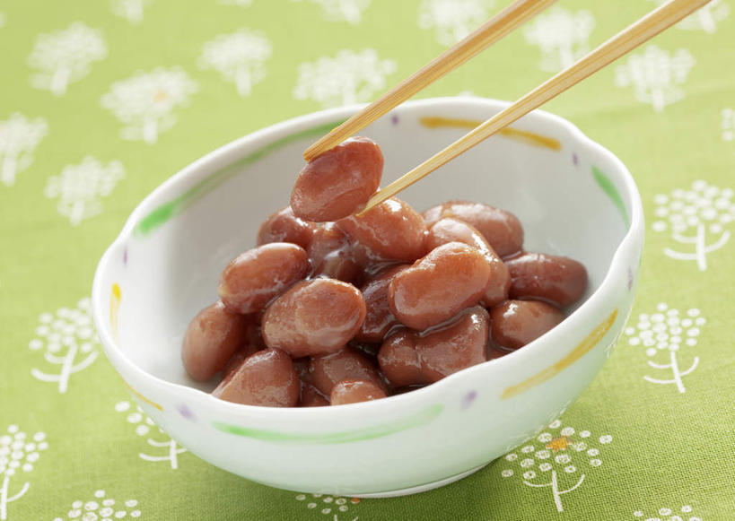 无人,横图,俯视,室内,特写,白天,植物,筷子,桌面,桌子,豆,蔬菜,餐具,一双,阴影,新鲜,反射,木制,布料,影子,陶瓷,豆类,豆子,刀豆,食品,陶瓷制品,布纹,文化,传统,四季豆,桌布,食物,一个,餐巾,木制品,容器,台布,碗,有机食品,绿色食品,单个,储藏,礼节,储存,礼仪,芸豆,豆科,菜豆,二季豆,白肾豆,架豆,玉豆,去豆,多花菜豆,进餐用具,餐桌布,彩图,高角度拍摄,贮存