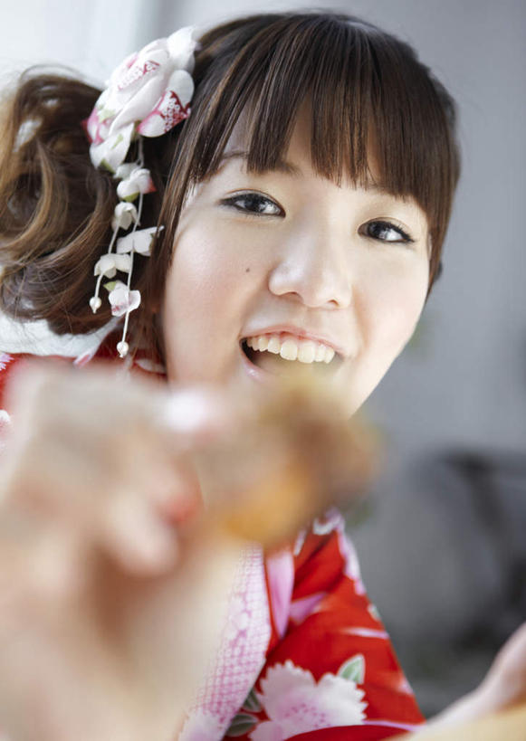 东方人,一个人,站,笑,微笑,露齿笑,竖图,室内,特写,白天,正面,民族服装,亚洲,仅一个年轻女性,仅一个女性,仅一个人,握,花纹,和服,朦胧,模糊,装饰,头饰,图案,拿,拿着,注视,黄种人,发簪,红色,发饰,饰品,观察,看,站着,握着,服饰,观看,华丽,修饰,点缀,察看,关注,配饰,吴服,唐草,唐花,唐锦,衬托,美观,雅致,雅观,簪子,年轻女性,女人,女性,亚洲人,站立,半身,彩图,传统服装,民俗服