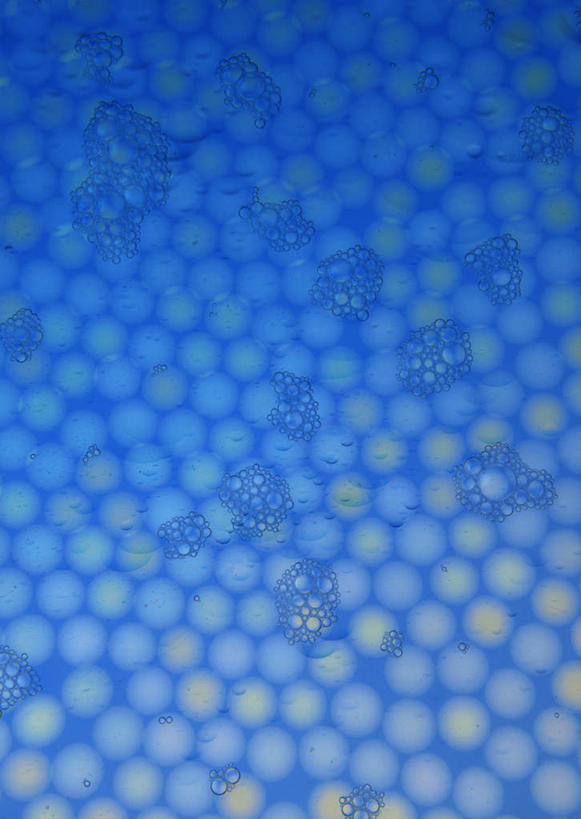 无人,竖图,室内,白天,正面,数码,科技,水,露水,许多,阴影,蓝色背景,朦胧,模糊,透明,网络,颗粒,液体,气泡,水滴,高光,几何,计算机图形,合成,水珠,排列,蓝色,泡泡,露珠,生机,电脑合成图,数码合成图,合成图,队列,剔透,写实,具体,具象,灵动,理智,沉静,通明,冷色,高深,冷淡,彩图,晶莹,颗粒状