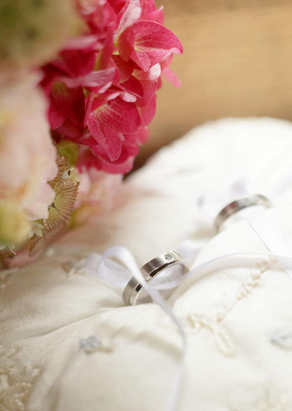 无人,竖图,俯视,室内,特写,白天,爱情,静物,阴影,盛开,反射,捧花,手捧花,丝绸,丝带,影子,缎带,浪漫,花蕾,绸带,装饰品,花,花瓣,花朵,鲜花,两个,红色,戒指,饰品,首饰,花束,花苞,花蕊,恩爱,戒枕,信物,权利,手饰,婚礼捧花,彩图,高角度拍摄