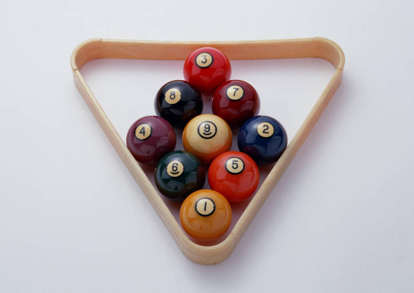无人,横图,俯视,室内,特写,白天,白色背景,台球,静物,一排,撞球,整齐,木制,球杆,三角形,运动器械,彩球,排列,木制品,健身器械,摄影,影棚,台球桌,队列,排序,健身器材,斯诺克,三角框,斯诺克球,斯诺克台球,桌球,彩图,高角度拍摄,影棚拍摄,拍摄,运动器材