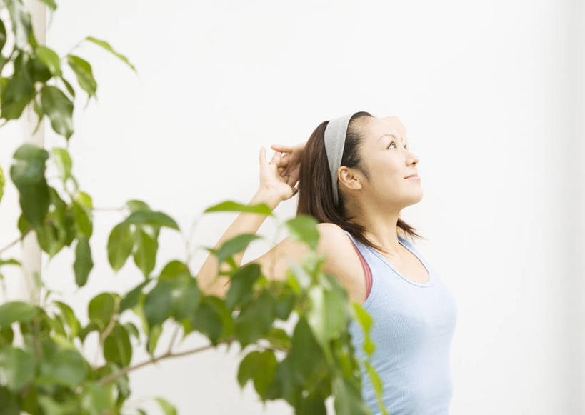 东方人,一个人,站,笑,微笑,横图,室内,白天,侧面,植物,亚洲,仅一个年轻女性,仅一个女性,仅一个人,握,服装,背心,盆栽,束发带,墙,盆景,注视,黄种人,墙壁,墙面,树,树木,衣服,蓝色,绿色,自然,观察,看,站着,握着,服饰,生长,成长,观看,察看,衣着,穿着,关注,衣饰,昂首,盆景树,盆栽树,年轻女性,女人,女性,亚洲人,抬头,仰头,站立,半身,彩图