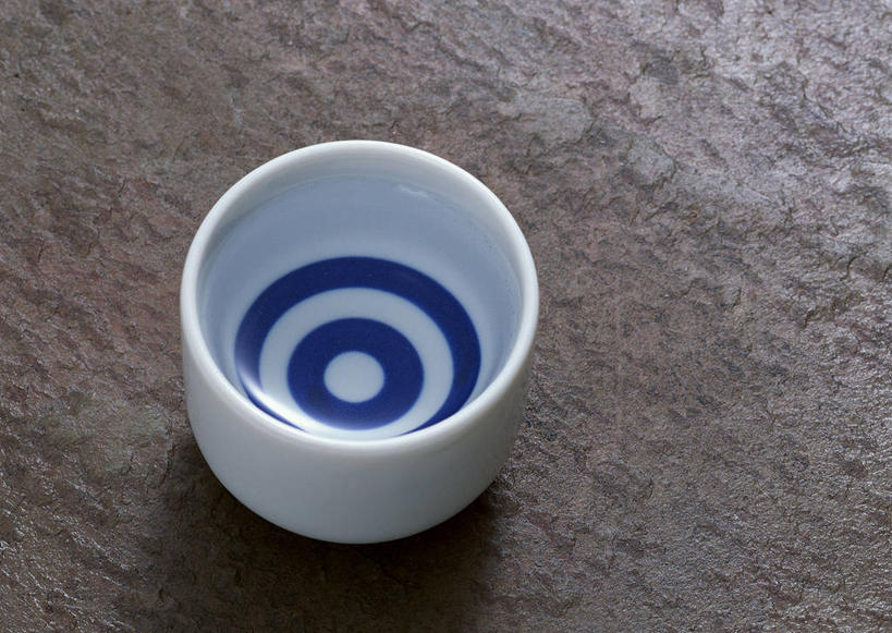 清酒,无人,横图,俯视,室内,特写,白天,桌面,桌子,阴影,反射,木制,影子,陶瓷,陶瓷制品,酒类,酒,饮料,一个,酒杯,木制品,摄影,影棚,单个,彩图,高角度拍摄,影棚拍摄,拍摄