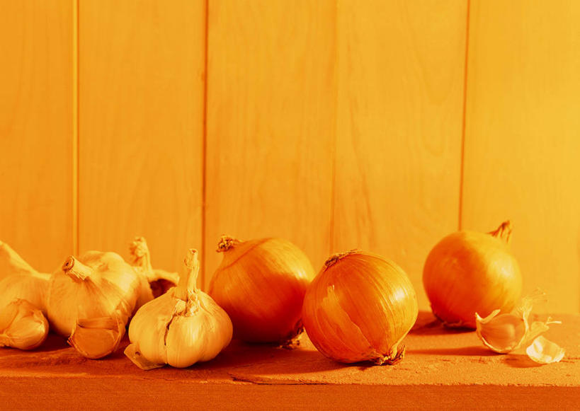 无人,横图,室内,特写,白天,正面,桌面,桌子,蔬菜,蒜,洋葱,阴影,朦胧,模糊,新鲜,反射,木制,影子,食品,蒜头,食物,木制品,有机食品,绿色食品,玉葱,胡蒜,荷兰葱,圆葱,洋葱头,球葱,大蒜,葱头,彩图