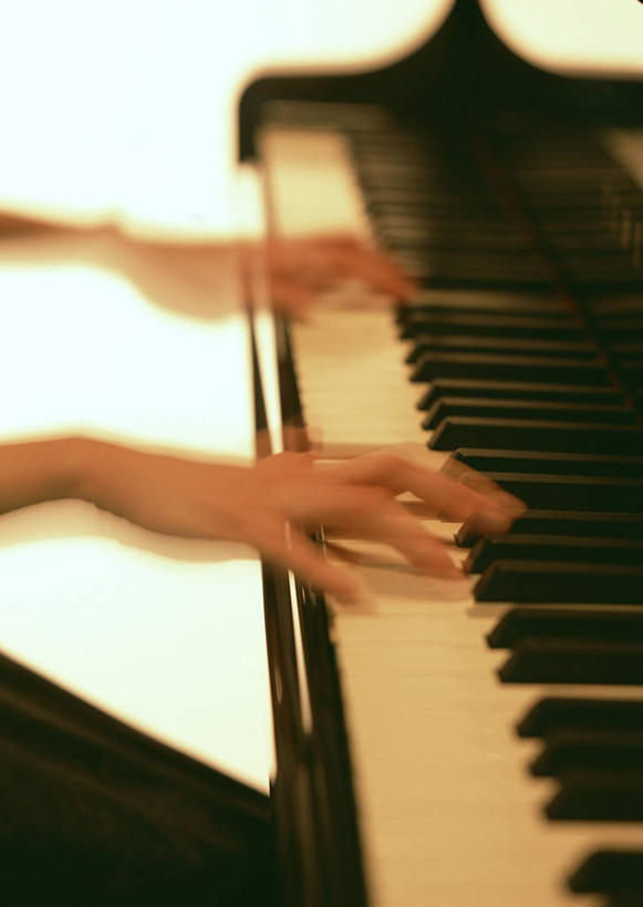 东方人,手,一个人,坐,竖图,俯视,室内,特写,白天,白色背景,键盘,亚洲,双手,仅一个年轻女性,仅一个女性,仅一个人,朦胧,模糊,钢琴,乐器,弹奏,黄种人,手部,摄影,影棚,键盘乐器,年轻女性,女人,女性,亚洲人,坐着,半身,彩图,高角度拍摄,影棚拍摄,拍摄