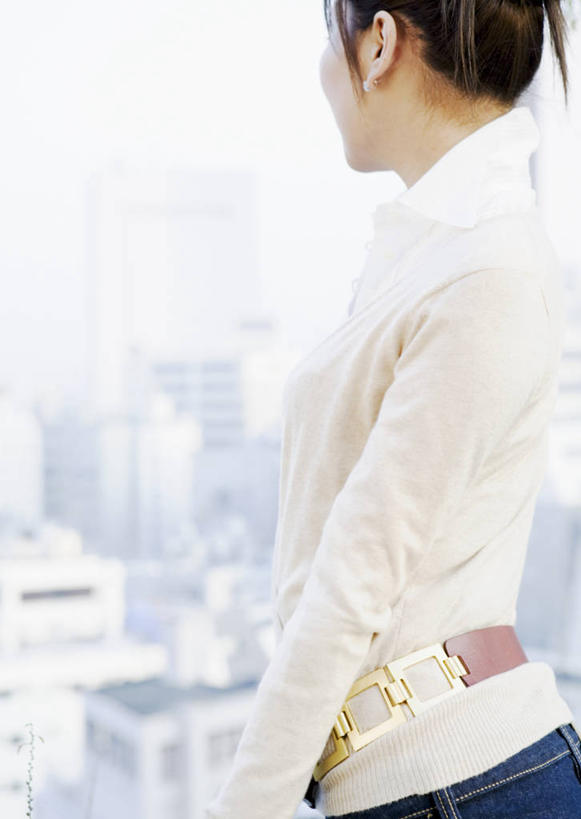 东方人,一个人,家,站,竖图,室外,白天,侧面,亚洲,仅一个年轻女性,仅一个女性,仅一个人,服装,房屋,屋子,公寓,休闲装,黄种人,腰带,洋房,楼房,住宅,衣服,天空,天,站着,休闲,休闲服,服饰,皮带,配饰,裤带,年轻女性,女人,女性,亚洲人,站立,半身,彩图,房子