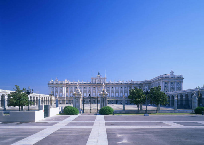 无人,宫殿,栏杆,横图,室外,白天,正面,旅游,度假,植物,窗户,标志建筑,地标,建筑,西班牙,欧洲,一排,许多,阴影,整齐,光线,影子,围栏,首都,娱乐,建设,护栏,玻璃窗,树,树木,排列,蓝色,绿色,蓝天,天空,阳光,自然,天,享受,休闲,马德里,旅游胜地,放松,生长,晴朗,成长,队列,南欧,万里无云,西班牙王国,马德里自治区,马德里皇宫,晴空,晴空万里,彩图