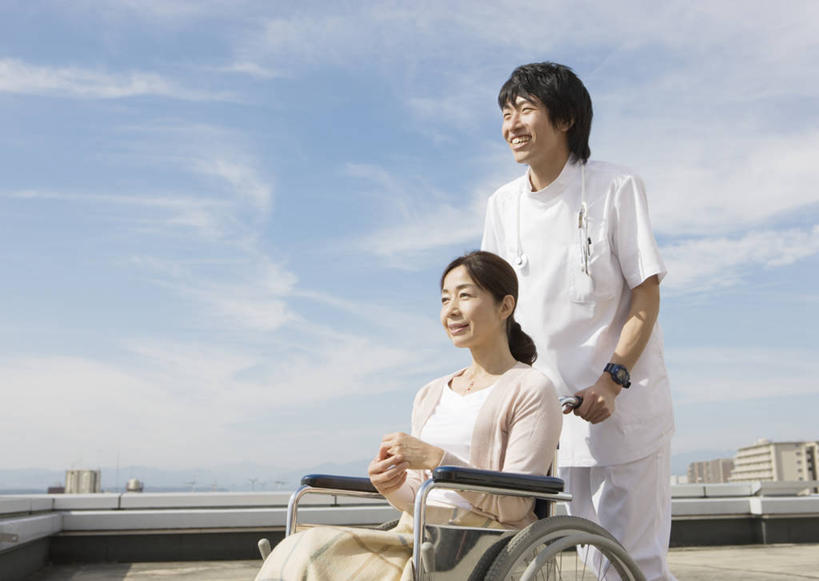 东方人,两个人,病人,高楼大厦,站,坐,笑,微笑,横图,室外,白天,正面,工作服,制服,大厦,建筑,摩天大楼,纺织品,亚洲,握,服装,装饰,时间,工具,毛毯,时钟,手表,毯子,云,云朵,计时,云彩,扭头,注视,休闲装,黄种人,纺织,衣服,蓝色,白云,蓝天,天空,轮椅,垫子,钟表,天,复健,观察,看,站着,转头,护工,休闲,康复,温暖,休闲服,器械,表,护理,握着,服饰,晴朗,观看,照顾,华丽,修饰,腕表,点缀,察看,医疗设备,关注,病患,医疗器械,医疗工具,护理工,衬托,美观,雅致,雅观,照看,护理员,辅助设备,工作制服,男人,男性,年轻男性,女人,女性,中年女性,亚洲人,患者,就医者,钟,晴空,站立,坐着,半身,彩图,工作套服,大楼,高层建筑,高楼,摩天楼