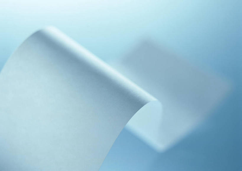 无人,横图,俯视,室内,特写,白天,静物,阴影,蓝色背景,曲折,弯曲,反射,纹路,纹理,影子,白色,摄影,蜿蜒,影棚,收银条,发票,肌理,购物收据,购物小票,空白,彩图,高角度拍摄,影棚拍摄,拍摄,收据