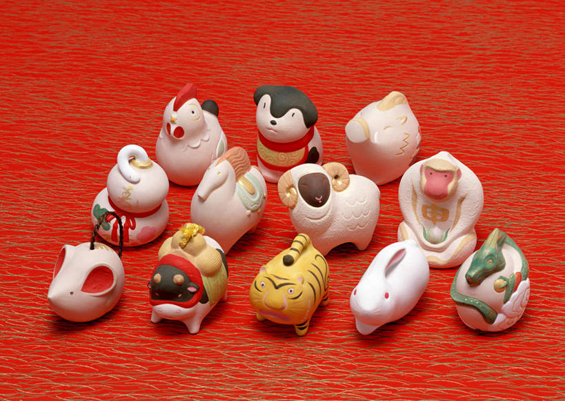 无人,横图,俯视,室内,特写,白天,虎,狗,猴,鸡,马,牛,羊,猪,静物,雕塑,一排,许多,阴影,红色背景,艺术,整齐,装饰,并列,并排,反射,龙,蛇,雕刻,雕像,影子,文化,传统,十二生肖,排列,动物,工艺品,属相,摄影,生肖,影棚,纪念,鼠,兔,美术,子,丑,寅,卯,辰,巳,午,未,申,酉,戌,队列,主题,平行,陈列,功能,美学,兽历,彩图,高角度拍摄,影棚拍摄,拍摄,亥