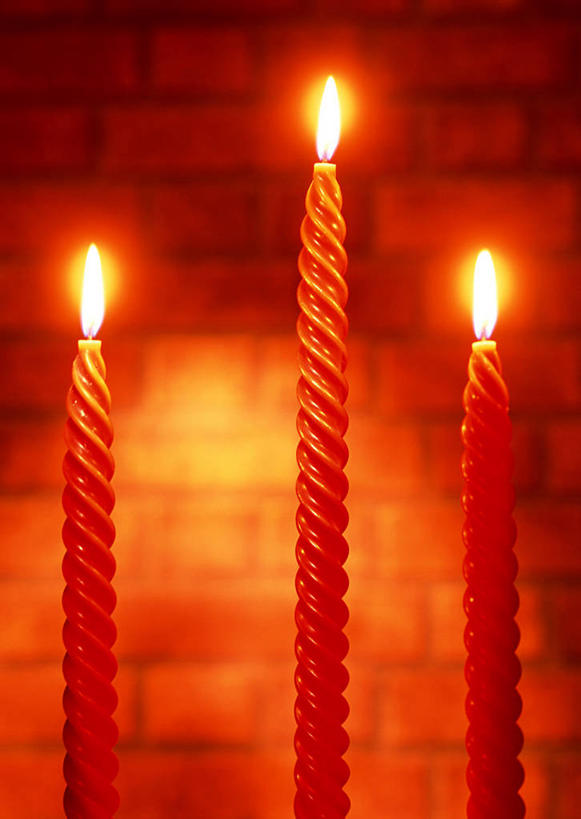 无人,竖图,室内,特写,白天,正面,建材,建筑,静物,蜡烛,一排,阴影,整齐,反射,光线,材料,火焰,影子,烛光,砖,砖块,墙,燃烧,墙壁,墙面,排列,三个,红色,点燃,砖头,建造,红砖,队列,石料,彩图,砌墙砖