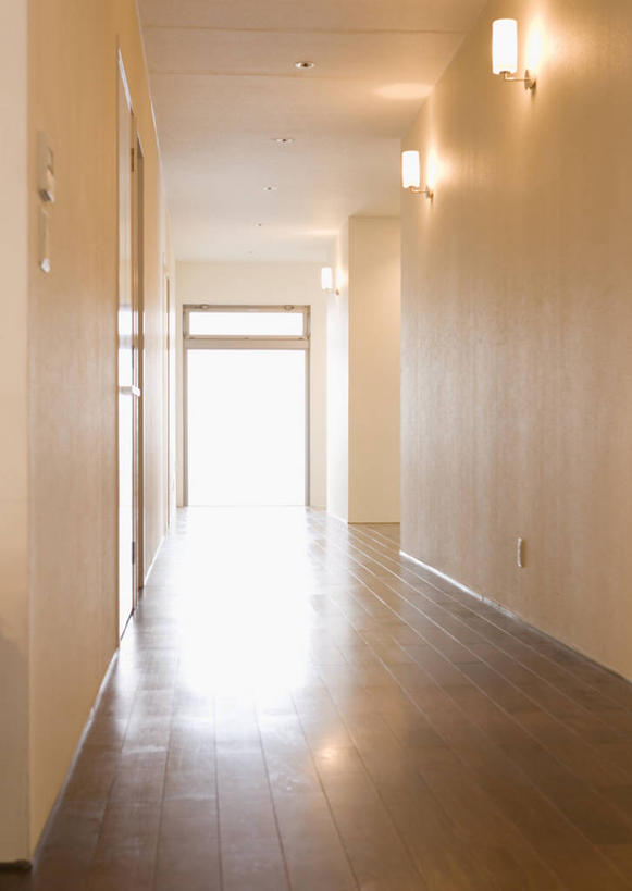 无人,竖图,室内,白天,正面,照明,阴影,光线,壁灯,影子,墙,走道,走廊,过道,灯光,墙壁,墙面,灯,灯具,照亮,照明设备,彩图