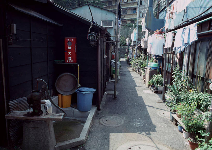 无人,家,横图,室外,白天,正面,度假,安全,美景,植物,城市风光,城市,道路,路,灭火器,叶子,东京,日本,亚洲,阴影,光线,盆栽,影子,房屋,墙,屋子,景观,小路,绿叶,盆景,交通,娱乐,楼房,墙壁,墙面,住宅,绿色,阳光,自然,享受,休闲,嫩叶,景色,放松,生长,成长,消防,水泵,灭火,东亚,本州,关东地方,本州岛,日本国,东京都,消防灭火器,消防器材,叶,叶片,彩图,房子,文京区