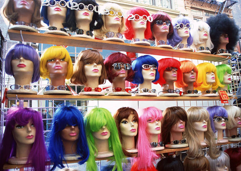 头发,无人,商店,横图,室内,白天,正面,一排,许多,阴影,整齐,反射,假发,墨镜,人造模特,眼镜,影子,商铺,排列,太阳镜,太阳眼镜,遮阳镜,道具,队列,服装模特,模特道具,时装道具,展示道具,服装模特道具,陈列道具,市肆,商号,彩图,店铺