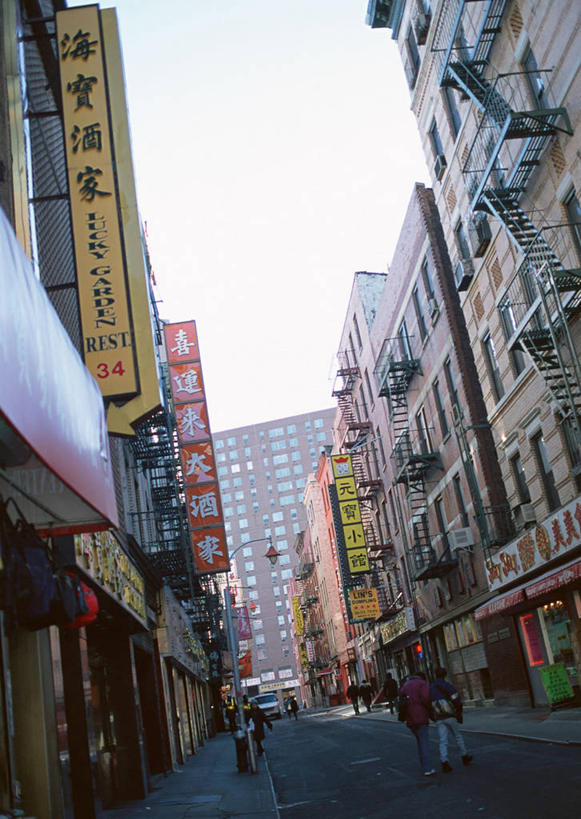 无人,家,商店,竖图,室外,白天,仰视,度假,美景,城市风光,城市,道路,路,公路,纽约,美国,阴影,光线,标志,文字,影子,字符,房屋,屋子,景观,公寓,唐人街,曼哈顿,交通,娱乐,标识,商铺,洋房,楼房,住宅,蓝色,蓝天,天空,阳光,天,享受,休闲,汉字,景色,放松,晴朗,北美,北美洲,中文,美洲,纽约州,万里无云,帝国之州,帝国州,北亚美利加洲,亚美利加洲,国文,华文,市肆,商号,晴空,晴空万里,马路,彩图,低角度拍摄,房子,店铺,华埠,曼哈顿华埠,纽约唐人街,曼哈顿岛