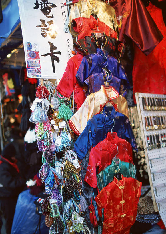 无人,商店,竖图,室外,白天,正面,民族服装,度假,美景,城市风光,城市,纽约,美国,阴影,旗袍,光线,标志,文字,影子,字符,景观,唐人街,曼哈顿,文化,娱乐,标识,商铺,阳光,享受,休闲,汉字,景色,放松,北美,北美洲,中国文化,中文,美洲,纽约州,帝国之州,帝国州,北亚美利加洲,亚美利加洲,国文,华文,市肆,商号,彩图,传统服装,民俗服,店铺,华埠,曼哈顿华埠,纽约唐人街,曼哈顿岛,传统文化