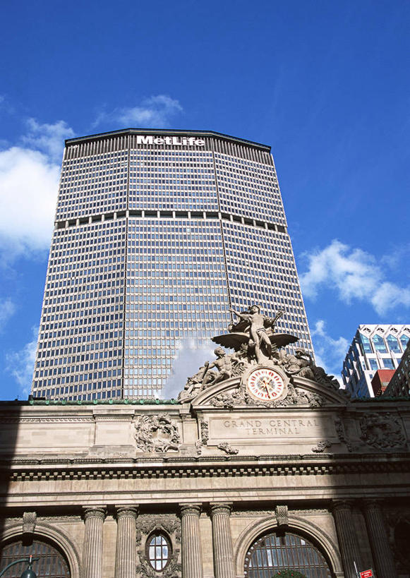 无人,高楼大厦,竖图,室外,白天,仰视,旅游,度假,标志建筑,城市,大厦,地标,建筑,摩天大楼,雕塑,纽约,美国,阴影,艺术,装饰,光线,雕刻,雕像,影子,云,云朵,曼哈顿,云彩,娱乐,建设,蓝色,白云,蓝天,天空,阳光,工艺品,天,享受,休闲,旅游胜地,放松,晴朗,纪念,美术,北美,北美洲,主题,美洲,陈列,纽约州,帝国之州,帝国州,功能,美学,北亚美利加洲,亚美利加洲,大都会人寿保险大楼,麦迪逊大道,晴空,彩图,低角度拍摄,大楼,高层建筑,高楼,摩天楼,曼哈顿岛