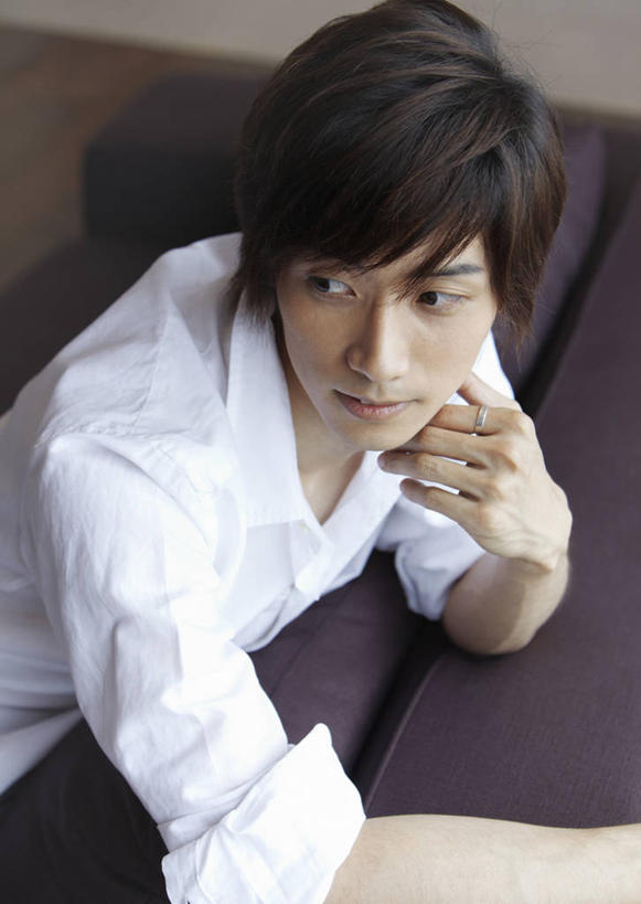 东方人,一个人,客厅,坐,竖图,俯视,室内,白天,沙发,亚洲,仅一个男性,仅一个人,撑,阴影,服装,反射,影子,扭头,托腮,注视,休闲装,黄种人,仅一个年轻男性,衣服,白色,观察,看,托,转头,休闲,休闲服,服饰,观看,察看,起居室,关注,托下巴,布艺沙发,客堂,单手托腮,男人,男性,年轻男性,亚洲人,坐着,半身,彩图,高角度拍摄