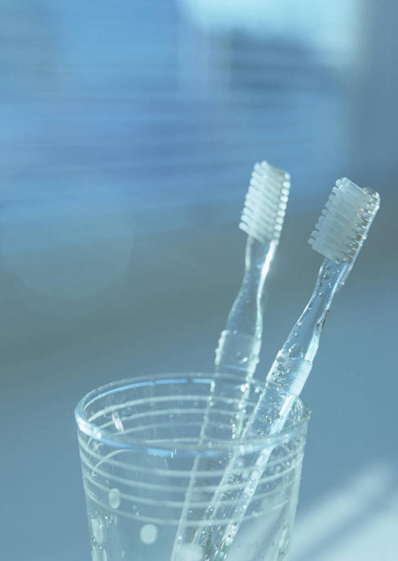 无人,竖图,俯视,室内,特写,白天,静物,杯子,阴影,朦胧,模糊,反射,牙刷,影子,两把,玻璃制品,一个,水杯,日用品,清洁,单个,洗漱用品,卫生,玻璃杯,彩图,高角度拍摄