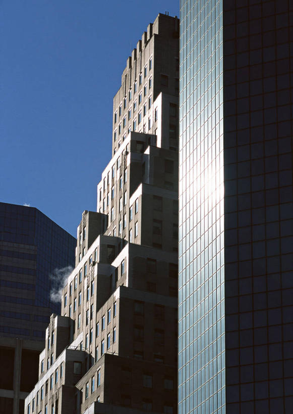 无人,高楼大厦,竖图,室外,白天,仰视,旅游,度假,标志建筑,城市,大厦,地标,建筑,摩天大楼,纽约,美国,阴影,光线,影子,建筑群,曼哈顿,娱乐,建设,蓝色,蓝天,天空,阳光,天,享受,休闲,旅游胜地,放松,晴朗,北美,北美洲,美洲,纽约州,万里无云,帝国之州,帝国州,北亚美利加洲,亚美利加洲,晴空,晴空万里,彩图,低角度拍摄,大楼,高层建筑,高楼,摩天楼,曼哈顿下城,曼哈顿岛