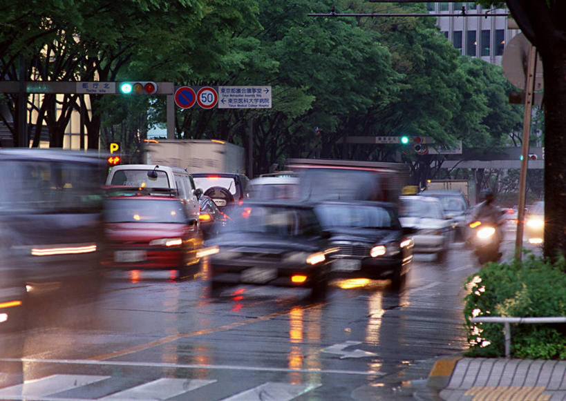 无人,横图,室外,白天,正面,度假,安全,美景,植物,暴风雨,暴雨,大暴雨,城市风光,城市,道路,路,人行横道,公路,汽车,照明,许多,朦胧,模糊,景观,红绿灯,人行道,信号灯,交通,娱乐,车,灯,树,树木,绿色,自然,灯具,交通工具,轿车,享受,休闲,景色,放松,警示,生长,成长,照亮,照明设备,提示,载具,人行横道线,流通,交通信号灯,前照灯,前大灯,车前灯,行人信号灯,斑马线,马路,彩图
