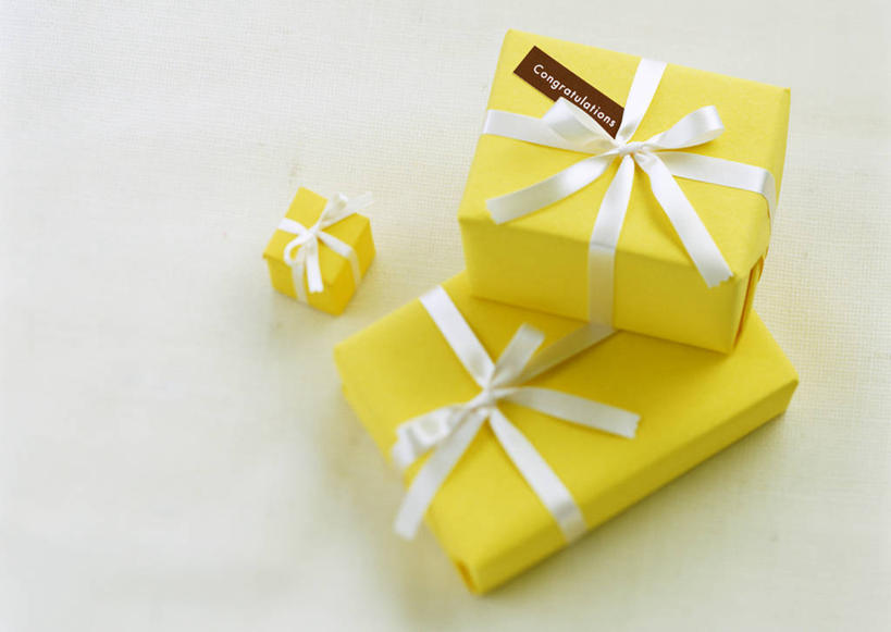 无人,横图,俯视,室内,特写,白天,白色背景,静物,礼盒,礼物,阴影,反射,丝绸,丝带,影子,纸盒,缎带,贺卡,祝福,文化,绸带,盒子,三个,黄色,包装盒,蝴蝶结,卡片,礼品盒,摄影,礼品,影棚,礼仪,祝愿,彩图,高角度拍摄,影棚拍摄,拍摄