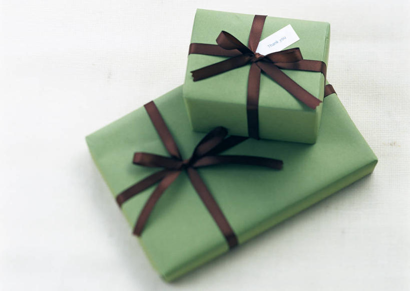 无人,横图,俯视,室内,特写,白天,白色背景,静物,礼盒,礼物,阴影,反射,丝绸,丝带,影子,纸盒,缎带,贺卡,祝福,文化,绸带,盒子,两个,绿色,包装盒,蝴蝶结,卡片,礼品盒,摄影,礼品,影棚,捆绑,礼仪,祝愿,绑缚,彩图,高角度拍摄,影棚拍摄,拍摄