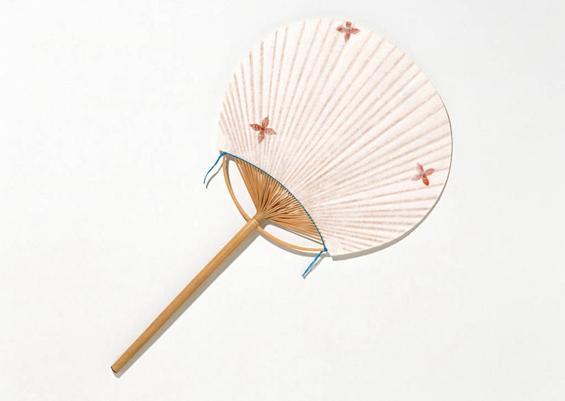 无人,横图,俯视,室内,特写,白天,白色背景,静物,一把,阴影,反射,扇子,影子,折扇,纸扇,清凉,凉爽,文化,白色,祈祷,许愿,摄影,宗教,信仰,影棚,祈求,祭奠,祭祀,撒扇,敬拜,祭司,彩图,高角度拍摄,影棚拍摄,拍摄,传统文化