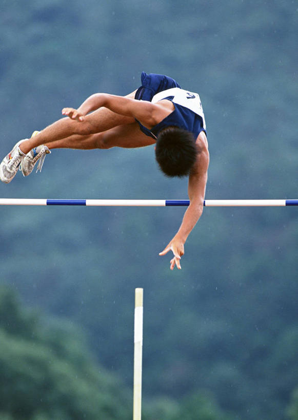 西方人,一个人,运动员,体育馆,运动场,跳,竖图,室外,白天,仰视,运动服,锻炼,运动,跳高,欧洲,欧洲人,仅一个男性,仅一个人,阴影,服装,光线,影子,分界线,半空,注视,体育场,仅一个年轻男性,衣服,阳光,低头,观察,看,服饰,田径场,观看,察看,衣着,穿着,关注,运动馆,衣饰,横杆,体育,跳高运动,男人,男性,年轻男性,白种人,体育运动员,运动选手,跳跃,彩图,低角度拍摄,全身,健身,运动装