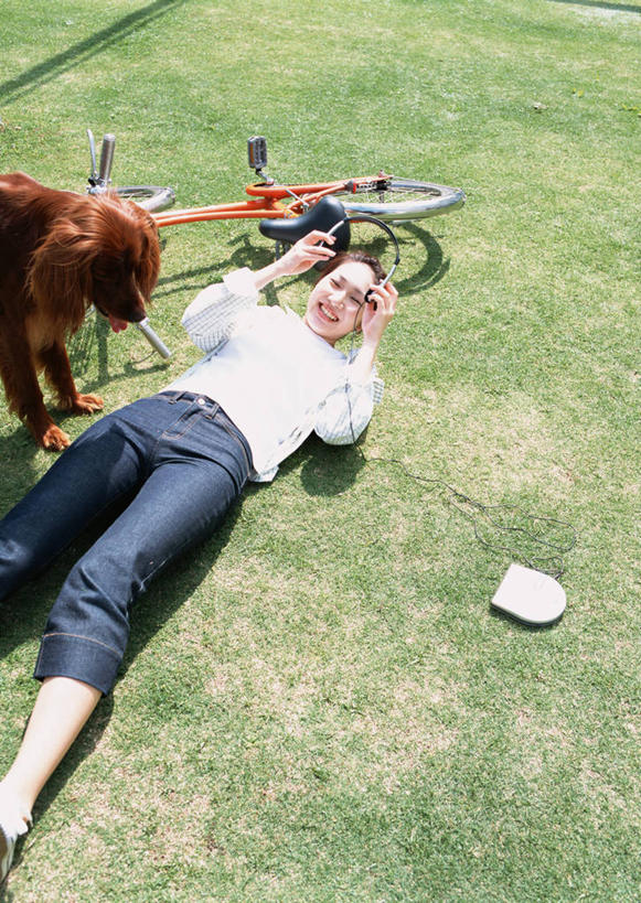 东方人,一个人,躺,举,竖图,俯视,室外,白天,陶醉,快乐,满意,幸福,草地,草坪,植物,自行车,宠物,狗,亚洲,仅一个年轻女性,仅一个女性,仅一个人,一辆,握,阴影,服装,光线,影子,音响,猎犬,音乐,音乐播放器,注视,休闲装,黄种人,娱乐,车,脚踏车,草,一只,衣服,绿色,阳光,动物,耳机,随身听,交通工具,观察,看,托,享受,休闲,休闲服,放松,可爱,握着,服饰,观看,察看,舒适,享乐,关注,载具,MP3播放器,忠诚,卧着,年轻女性,女人,女性,亚洲人,犬,举起,举手,举着,躺着,卧,向上举,向上伸,向上托,半身,彩图,高角度拍摄,爱尔兰长毛猎犬,爱尔兰红白长毛猎犬,播放器,沉醉