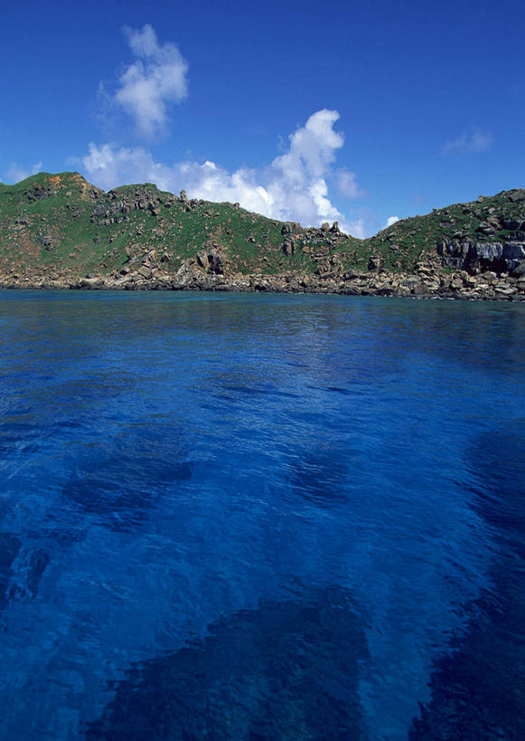 无人,竖图,室外,白天,正面,旅游,度假,海浪,海洋,美景,山,山脉,日本,亚洲,阴影,光线,影子,景观,浪花,山峰,云,云朵,山峦,云彩,娱乐,冲绳,蓝色,白云,蓝天,天空,阳光,自然,海水,群山,天,享受,休闲,景色,放松,晴朗,冲绳县,自然风光,海景,东亚,琉球群岛,日本国,九州地方,八重山群岛,大海,风浪,海,海水的波动,近岸浪,涌浪,晴空,彩图,竹富町,八重山郡