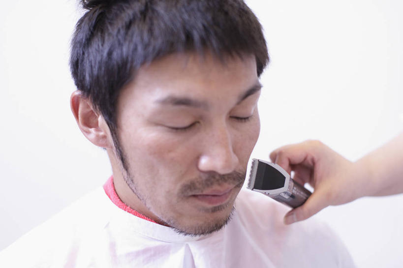 东方人,脸,头,脸颊,手,头发,两个人,理发师,闭眼,横图,室内,特写,白天,白色背景,正面,亚洲,一把,握,剃须刀,围兜,黄种人,顾客,肩膀,黑色,清洁,手部,护理,握着,摄影,影棚,单手,刮胡刀,家电,家用电器,剃须,电动剃须刀,理发围布,仪容,主顾,剪发围布,理发围兜,围布,仪表,男人,男性,女人,女性,中年男性,中年女性,亚洲人,头部,直发,脸部,脸蛋,面部,发型师,理发员,美发师,闭眼睛,闭着眼,闭着眼睛,半身,彩图,影棚拍摄,拍摄,小家电,短发