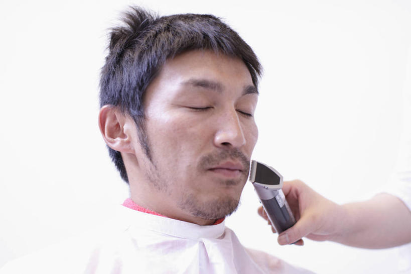 东方人,脸,头,脸颊,手,头发,两个人,理发师,闭眼,横图,室内,特写,白天,白色背景,正面,亚洲,一把,握,剃须刀,围兜,黄种人,顾客,肩膀,黑色,清洁,手部,护理,握着,摄影,影棚,单手,刮胡刀,家电,家用电器,剃须,电动剃须刀,理发围布,仪容,主顾,剪发围布,理发围兜,围布,仪表,男人,男性,女人,女性,中年男性,中年女性,亚洲人,头部,直发,脸部,脸蛋,面部,发型师,理发员,美发师,闭眼睛,闭着眼,闭着眼睛,半身,彩图,影棚拍摄,拍摄,小家电,短发