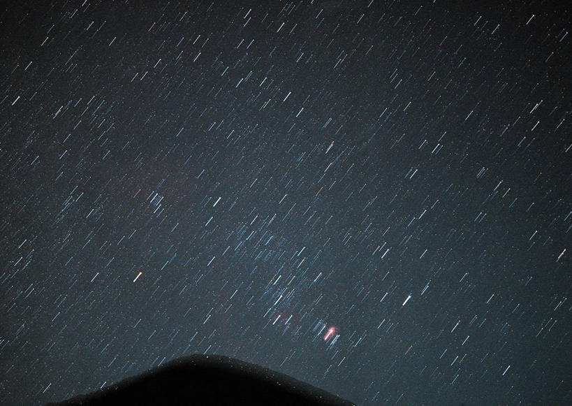 无人,横图,室外,夜晚,长时间曝光,仰视,旅游,度假,流星,美景,山,山脉,星空,夜景,景观,山峰,山峦,背光,文化,娱乐,自然,群山,祈祷,享受,休闲,景色,放松,许愿,祈求,天体,天文,自然风光,逆光,曝光,天文学,流星雨,星夜,夜空,彩图,低角度拍摄,猎户座流星雨