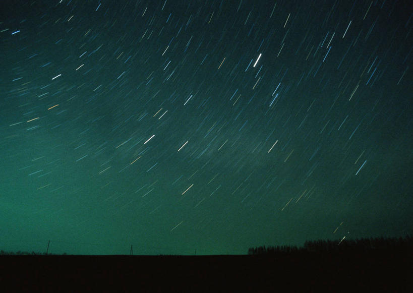 无人,横图,室外,夜晚,长时间曝光,仰视,旅游,度假,草地,草坪,流星,美景,树林,星空,植物,夜景,地平线,景观,辽阔,地面,背光,文化,娱乐,草,树,树木,绿色,天空,自然,天,祈祷,享受,休闲,广阔,景色,放松,许愿,生长,成长,一望无际,祈求,天体,天文,自然风光,延伸,逆光,曝光,天文学,天地相交,无边无际,一马平川,流星雨,星夜,夜空,彩图,低角度拍摄