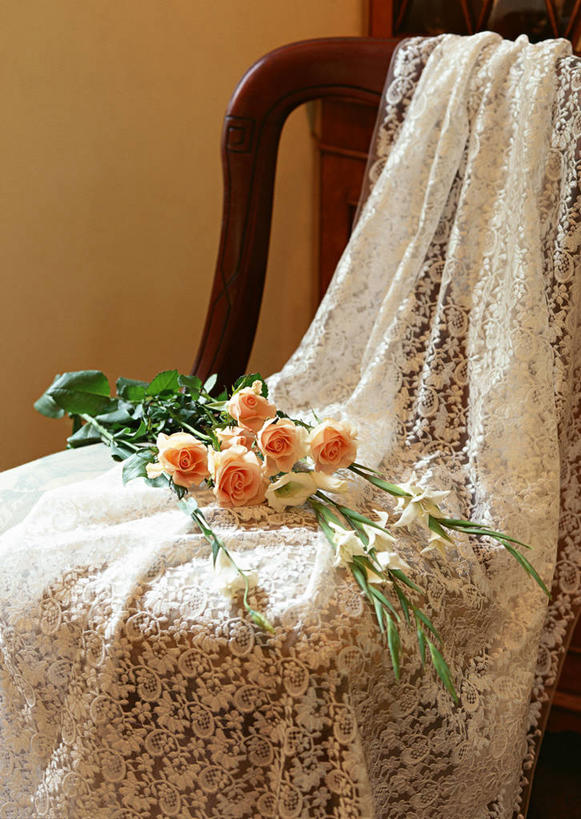 无人,竖图,室内,白天,正面,婚纱,爱情,婚礼,快乐,幸福,纯洁,热情,玫瑰,椅子,头纱,庆祝,盛开,木椅,墙,玫瑰花,结婚,浪漫,花蕾,墙壁,墙面,花,花瓣,花朵,鲜花,黄色,花苞,花蕊,温暖,温馨,喜庆,恩爱,纪念,和睦,感动,尊敬,天真,刺玫花,徘徊花,彩图,婚礼服,礼服,高兴,婚礼头纱,香槟玫瑰,融洽