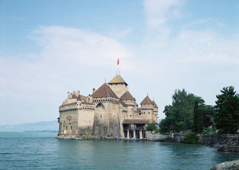 无人,横图,室外,白天,正面,旅游,度假,海浪,海洋,名胜古迹,植物,标志建筑,地标,建筑,瑞士,欧洲,阴影,遗迹,光线,影子,城堡,浪花,水平线,云,云朵,辽阔,海平线,云彩,古迹,文物,娱乐,建设,古建筑,树,树木,蓝色,绿色,白云,蓝天,天空,阳光,自然,海水,天,享受,休闲,广阔,旅游胜地,放松,生长,晴朗,成长,一望无际,古堡,海景,古文明,中欧,日内瓦湖,瑞士联邦,西庸城堡,蒙特勒,无边无际,一马平川,大海,风浪,海,海水的波动,近岸浪,涌浪,晴空,彩图,水天相接,水天一线