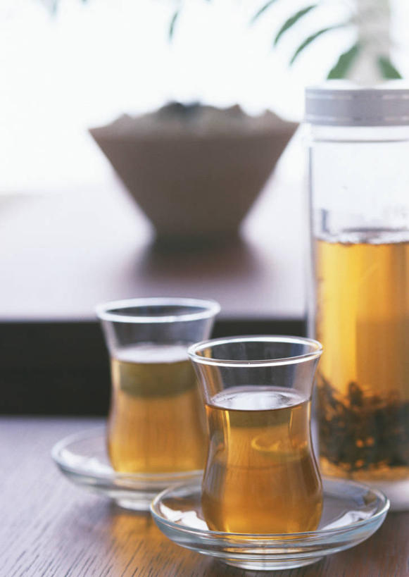 无人,竖图,俯视,室内,特写,白天,幸福,茶,桌面,桌子,杯子,阴影,朦胧,模糊,反射,木制,影子,茶叶,饮品,娱乐,玻璃制品,木制品,水杯,花茶,享受,休闲,温馨,放松,乐趣,保健,养生,花草茶,舒适,茉莉花茶,茉莉香片,香花茶,香片,熏花茶,玻璃杯,彩图,高角度拍摄